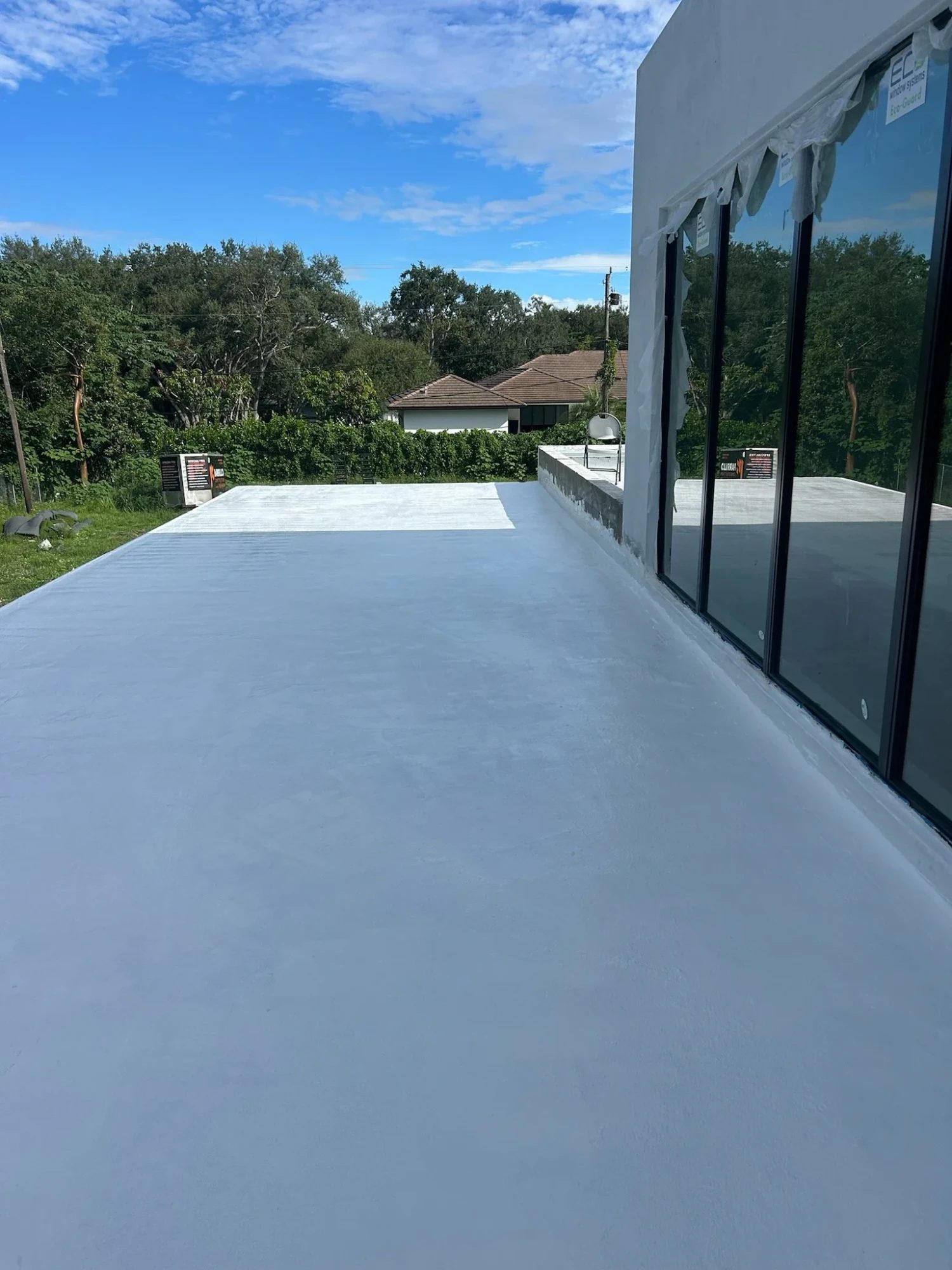 Recubrimiento impermeable blanco terminado en un techo plano
